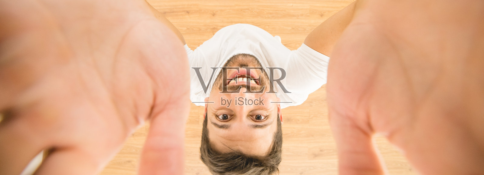 快乐的人拿着照相机。从上面的观点照片摄影图片