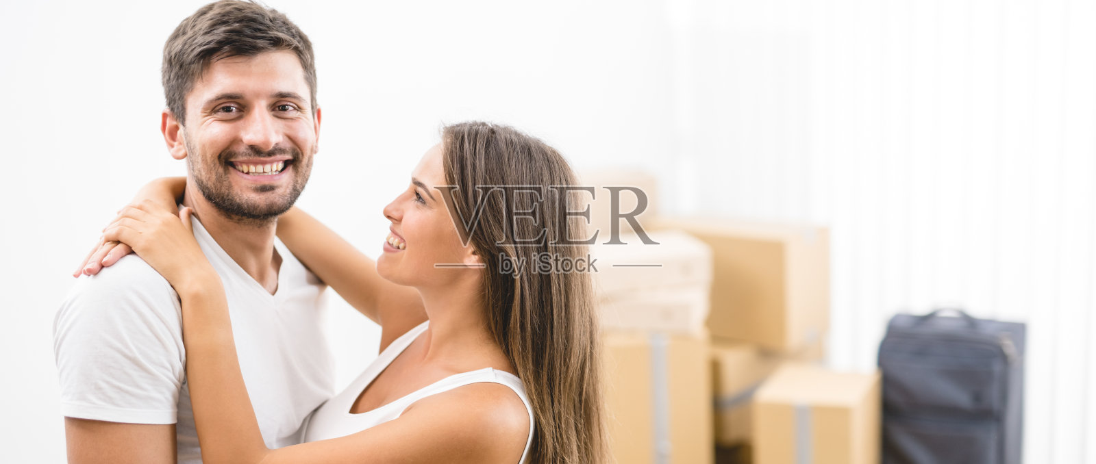 在盒子的背景上，这个男人拥抱了一个女人照片摄影图片