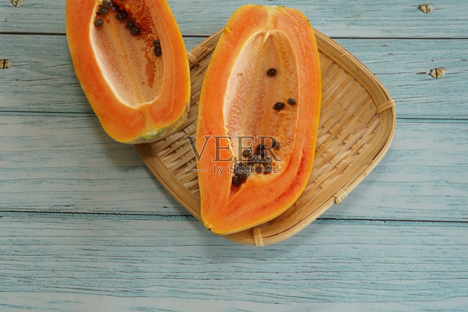 桌上放着新鲜的木瓜水果照片摄影图片