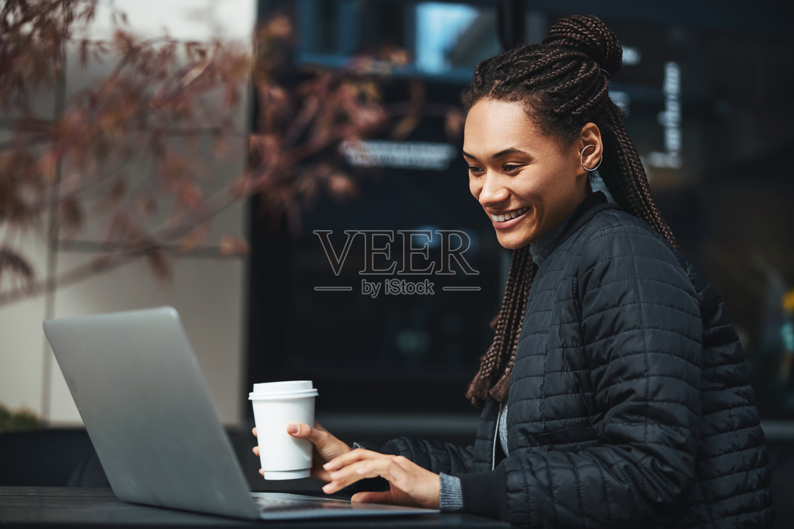 在户外工作喝咖啡的快乐女士照片摄影图片