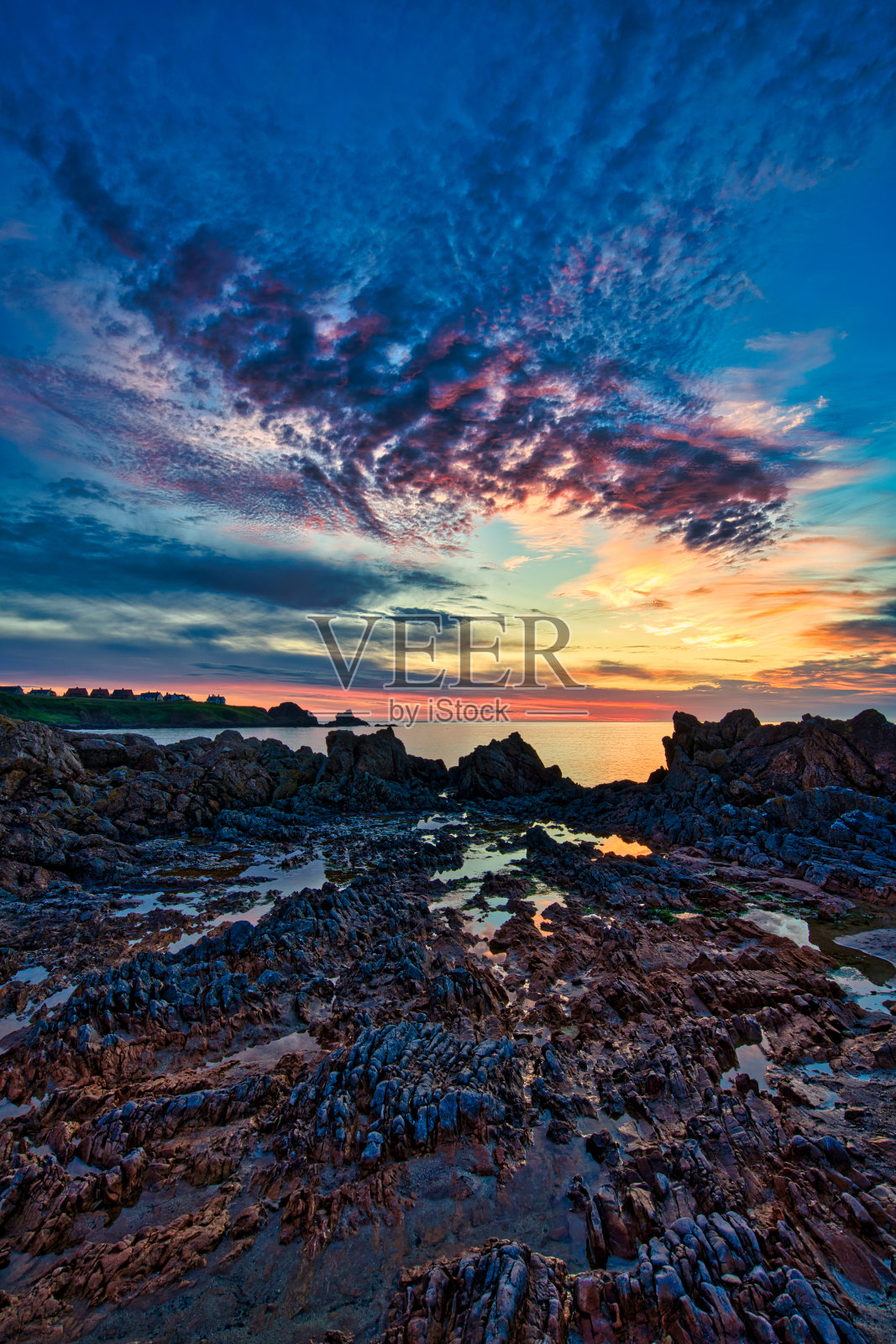 英国苏格兰，科尔丁汉姆，苏格兰边境，海岸，天空中戏剧性的日出颜色照片摄影图片