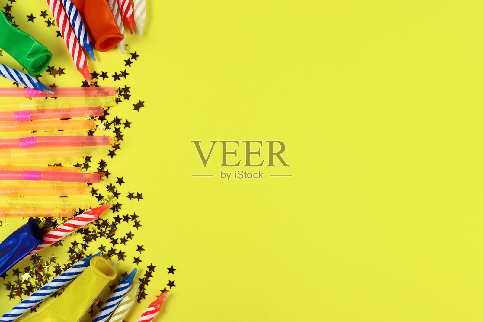 生日假日背景，装饰以黄色为背景。一个节日的模型。照片摄影图片