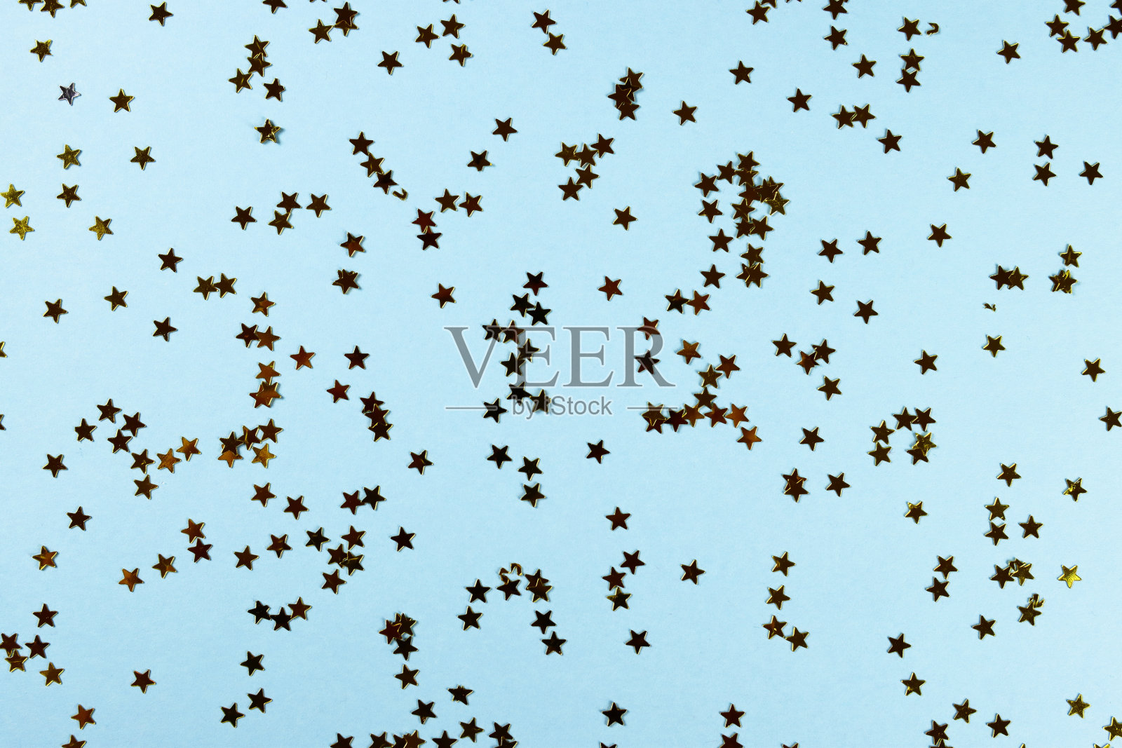 蓝色背景上闪亮的星星，五彩纸屑，节日，生日照片摄影图片