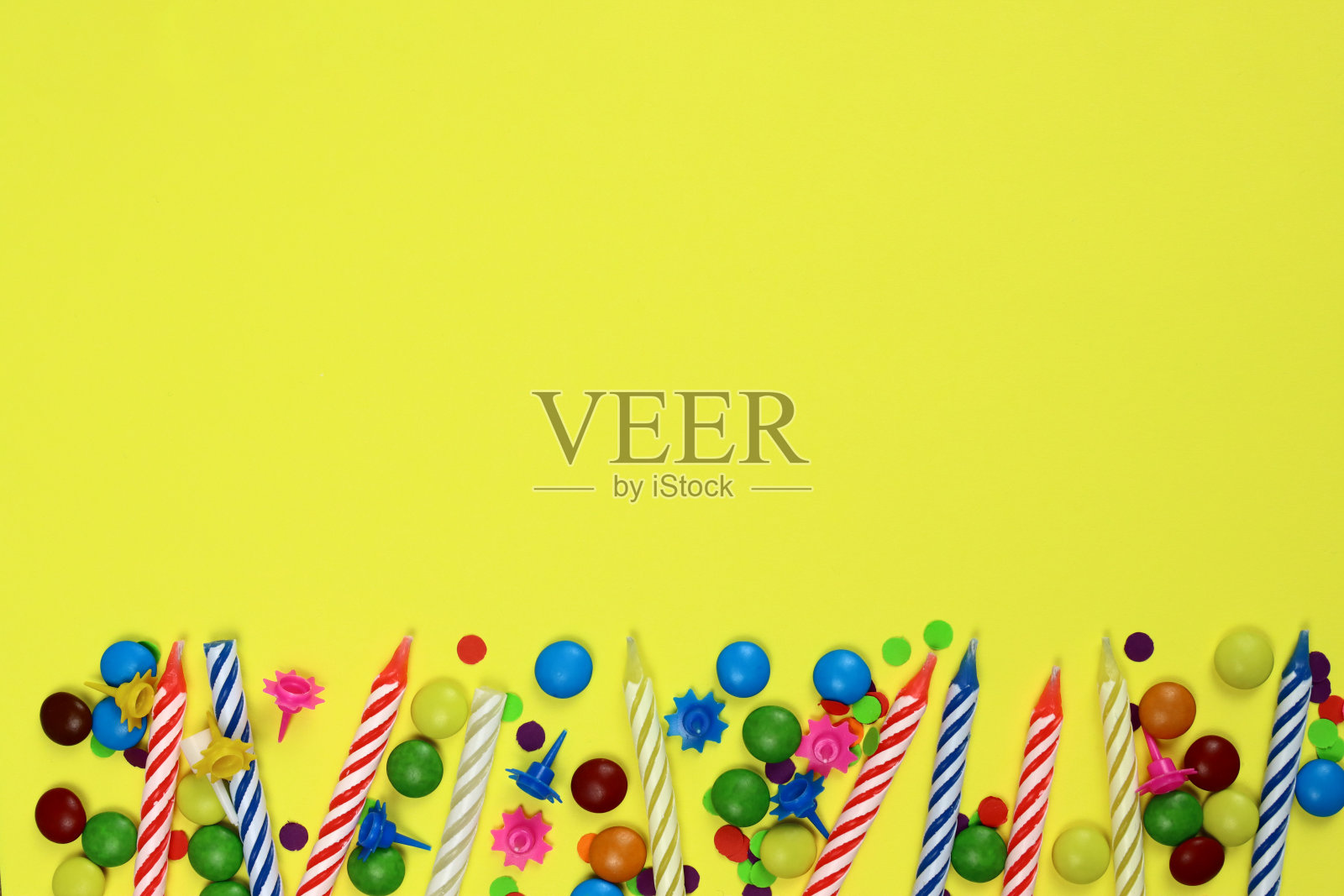 节日背景与生日装饰。蜡烛，糖果和五彩纸屑照片摄影图片