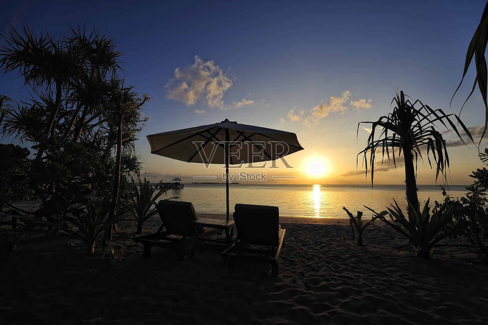 一幅被大自然环绕的美丽度假村的照片照片摄影图片