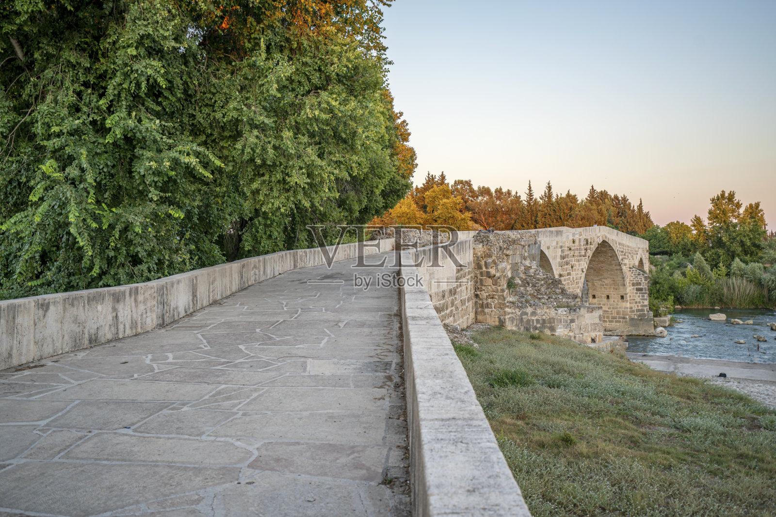 欧里米敦桥是罗马晚期的一座桥，横跨欧里米敦河(现代Köprüçay)，靠近阿斯彭多斯，在安纳托利亚南部的潘菲利亚。照片摄影图片