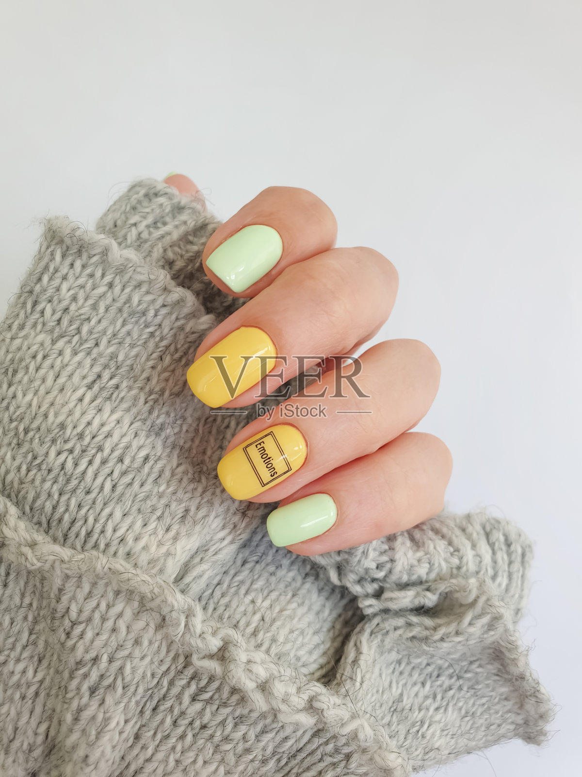 女性手漂亮的美甲毛衣照片摄影图片