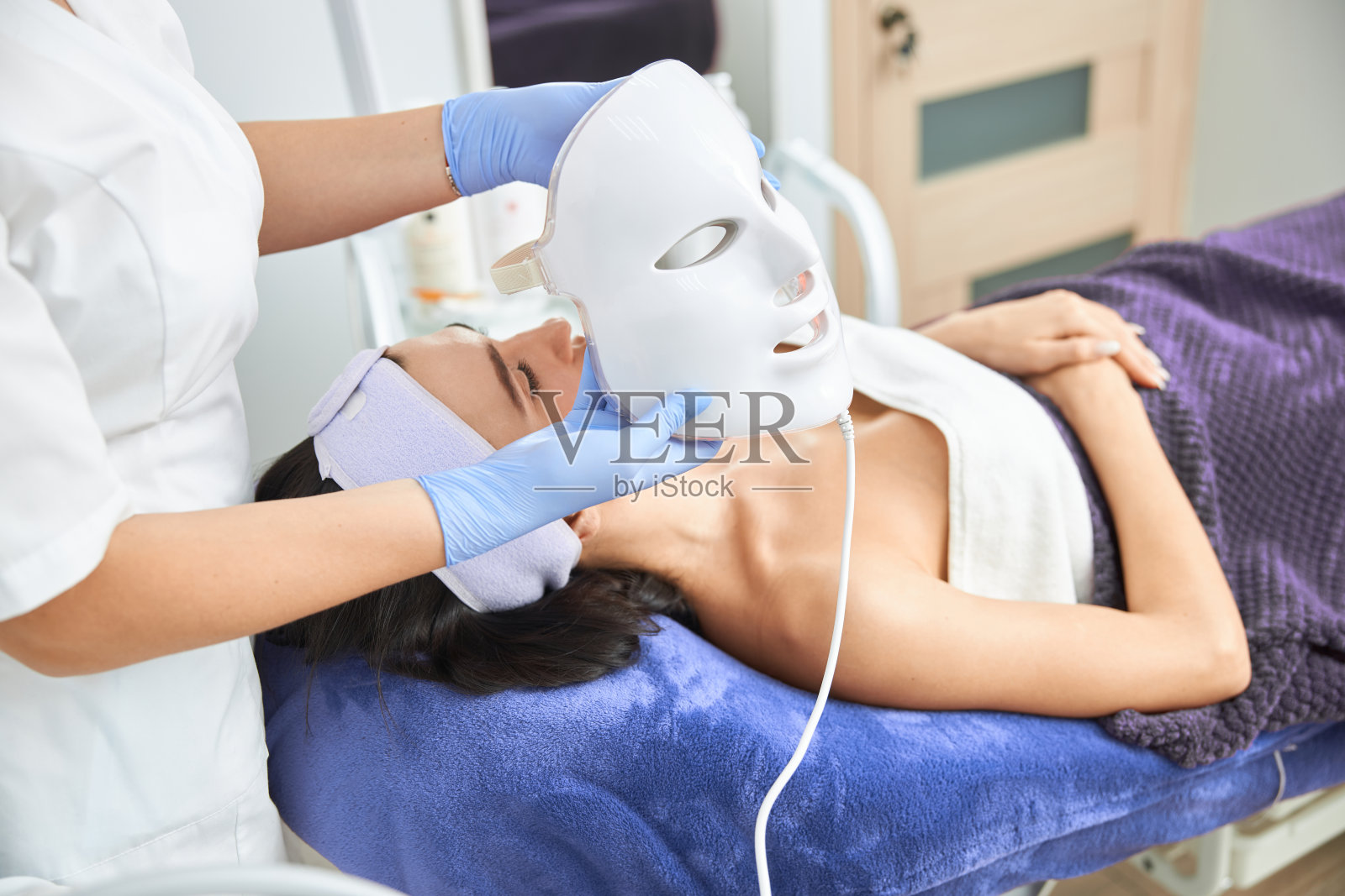 专业美容师正在轻柜为客户做美容照片摄影图片