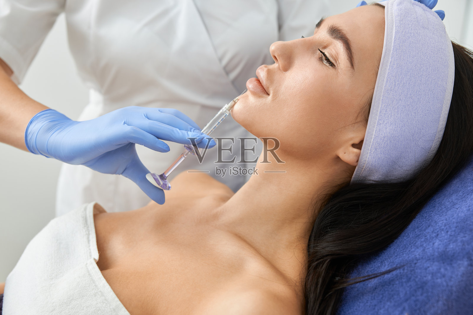 专业美容师正在轻柜为客户做美容照片摄影图片