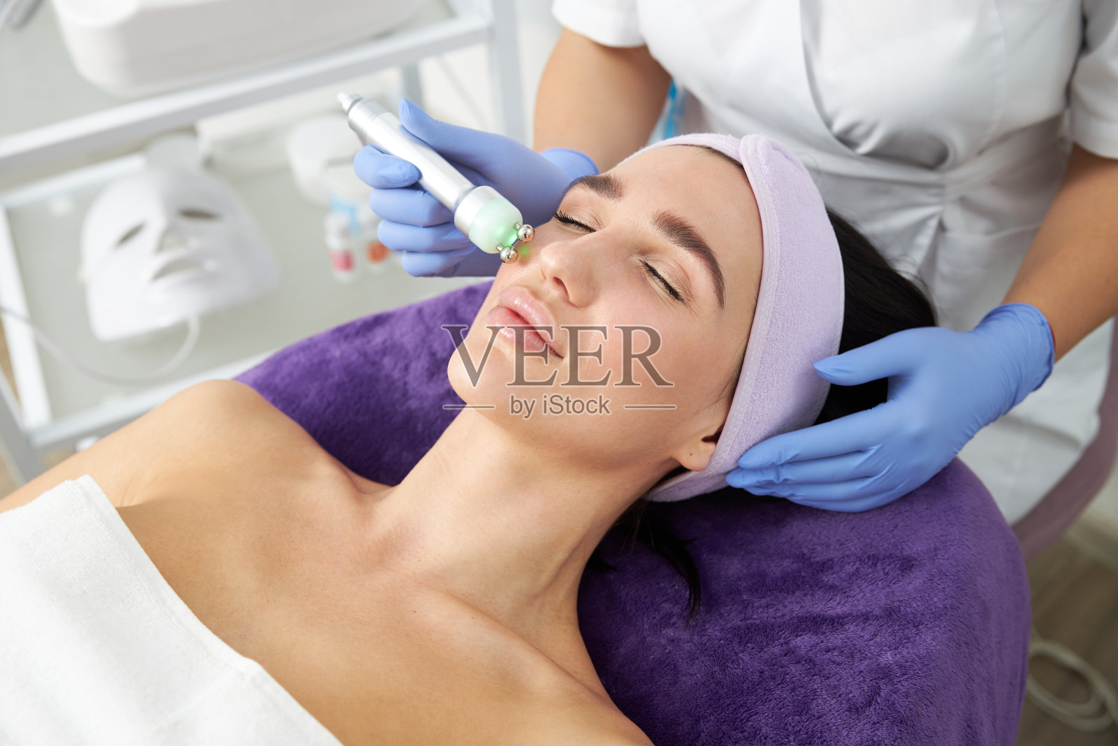 专业美容师正在轻柜为客户做美容照片摄影图片