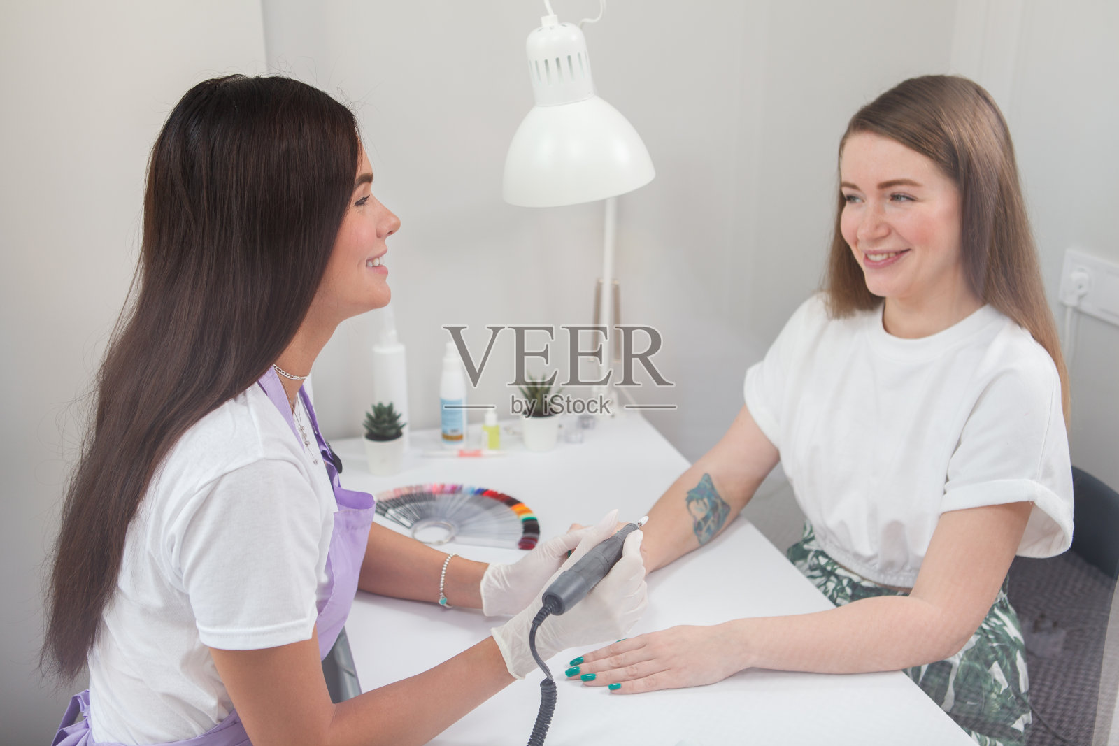 为客户做指甲的专业美甲师照片摄影图片