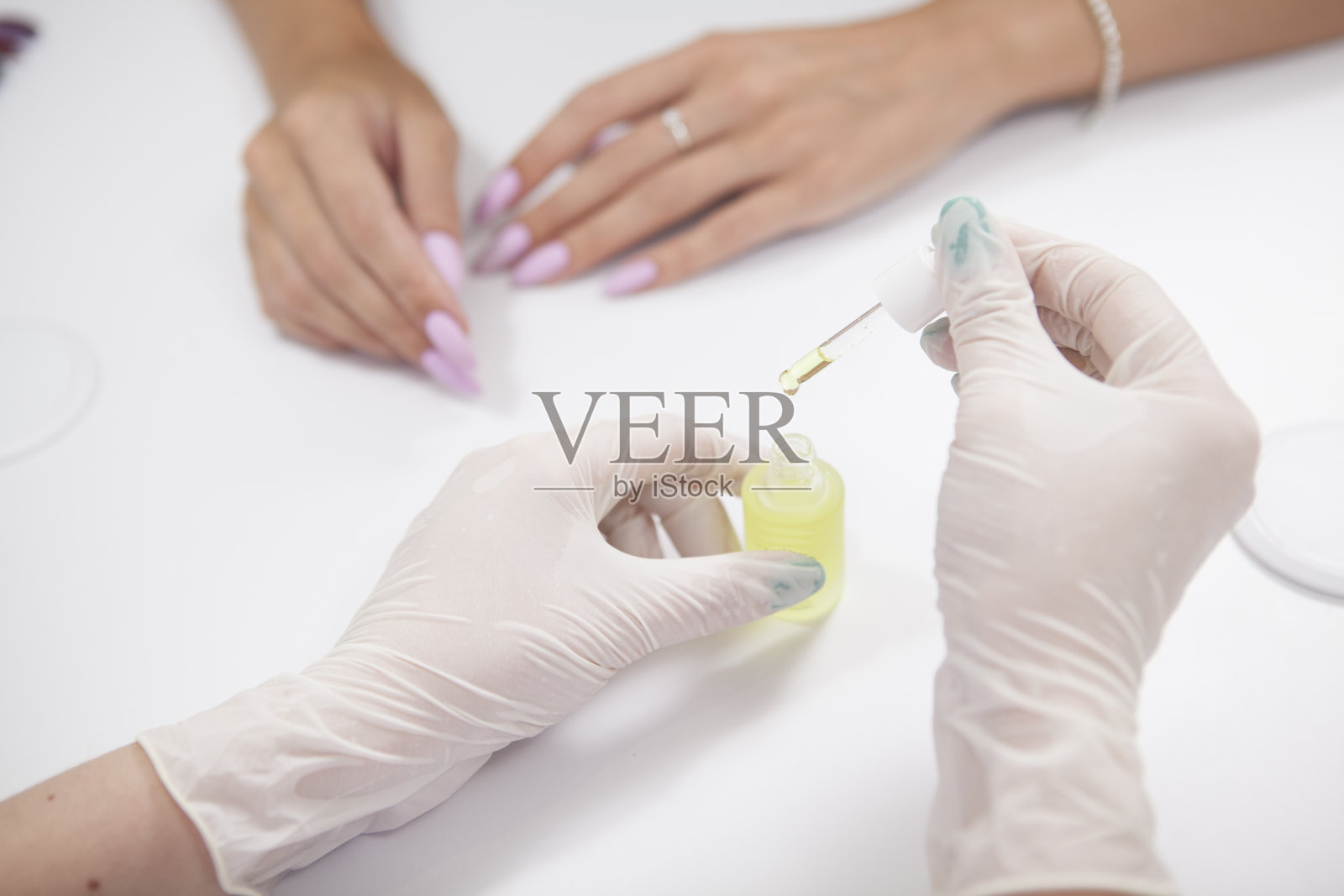 为客户做指甲的专业美甲师照片摄影图片