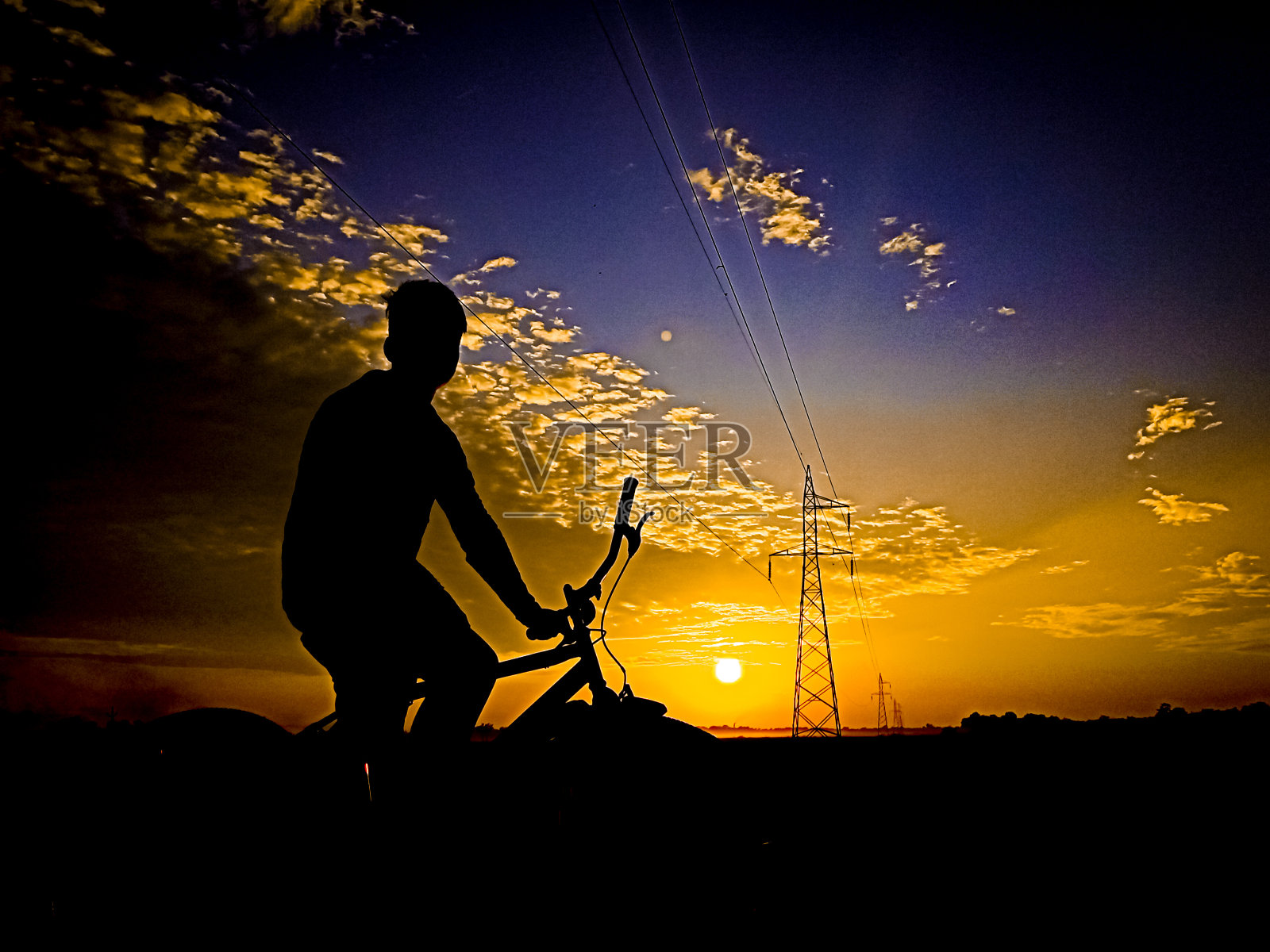 看日落的男孩....照片摄影图片