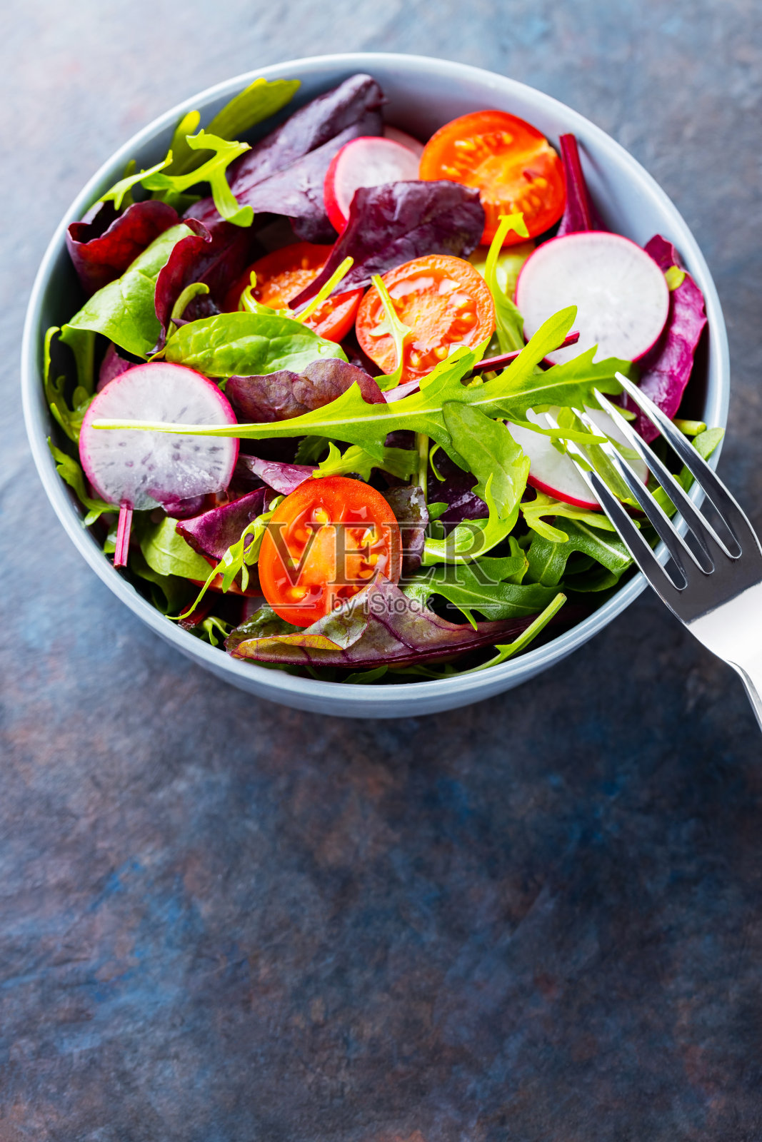 健康沙拉，绿叶沙拉。素菜沙拉配圣女果，萝卜和混合沙拉。生酮或旧石器饮食概念。副本的空间。俯视图照片摄影图片