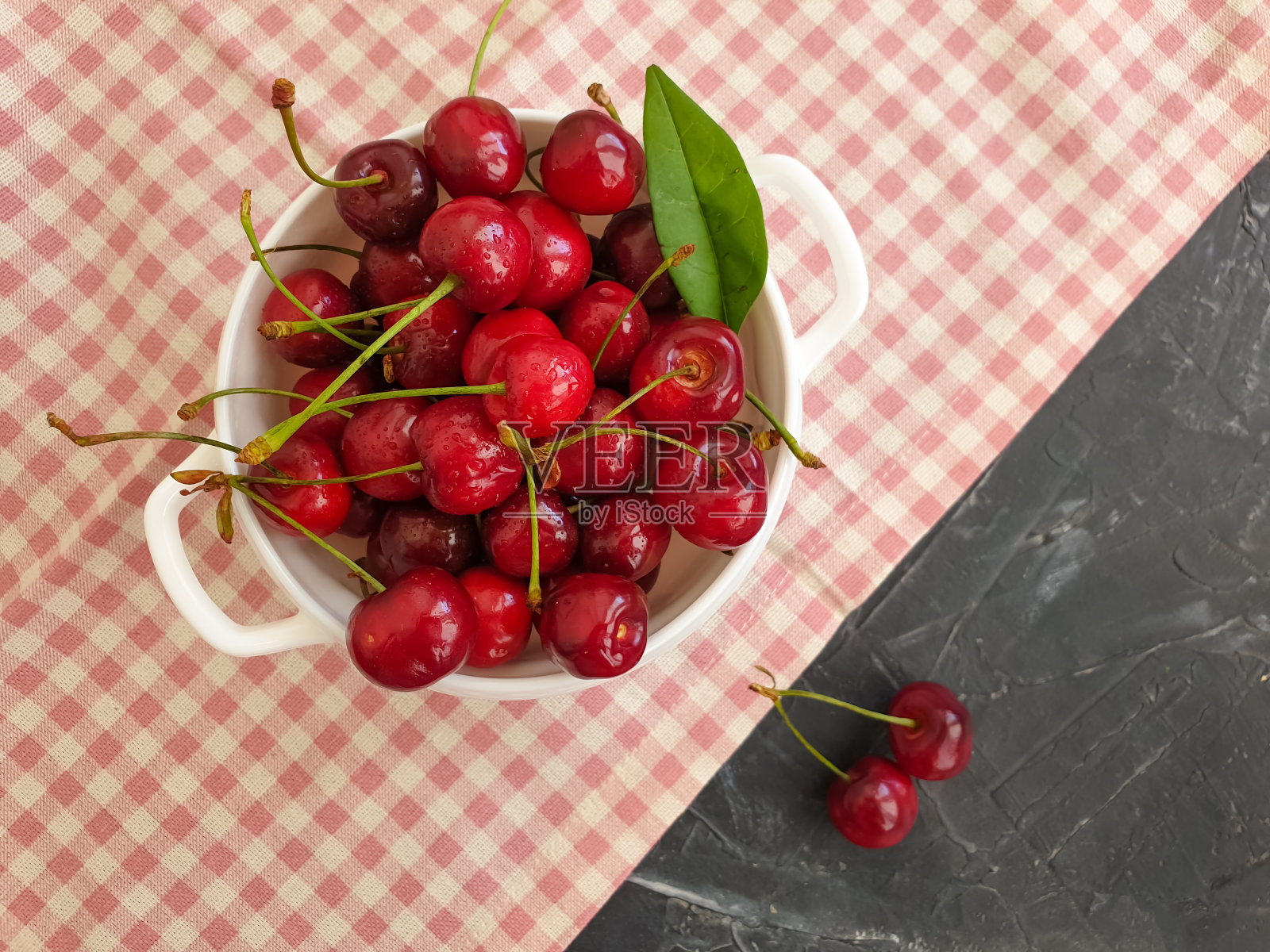 混凝土背景上的新鲜樱桃照片摄影图片