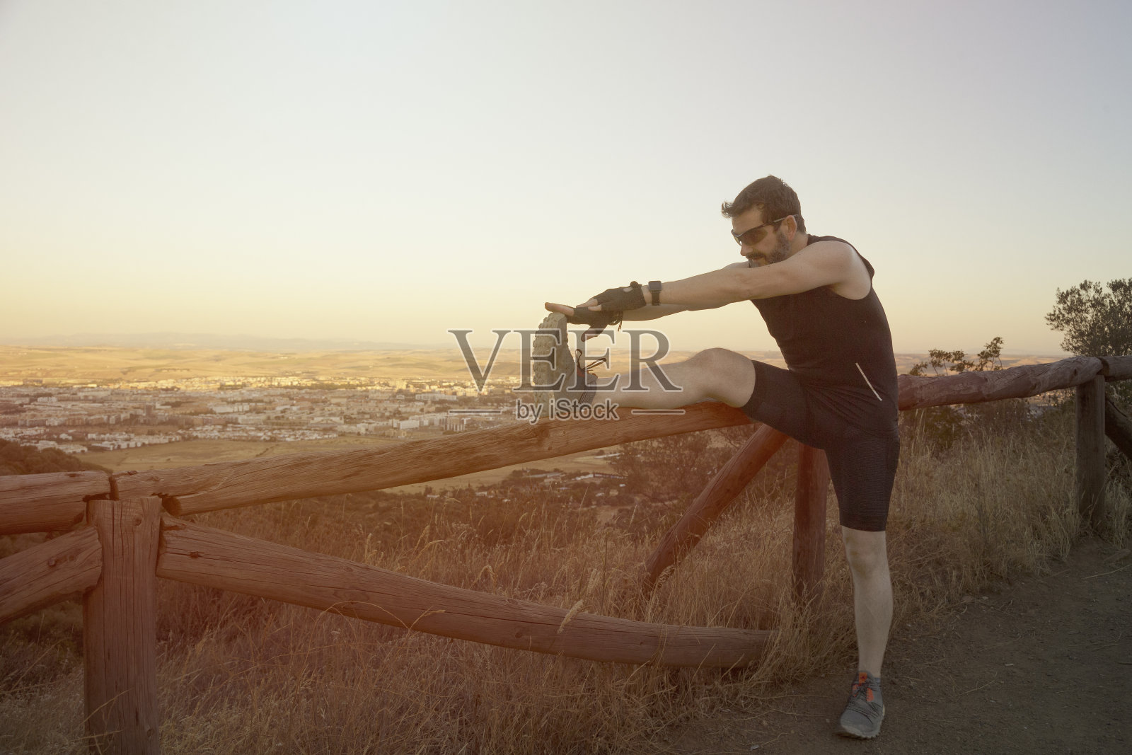 人们跑着穿过乡间的岩石照片摄影图片