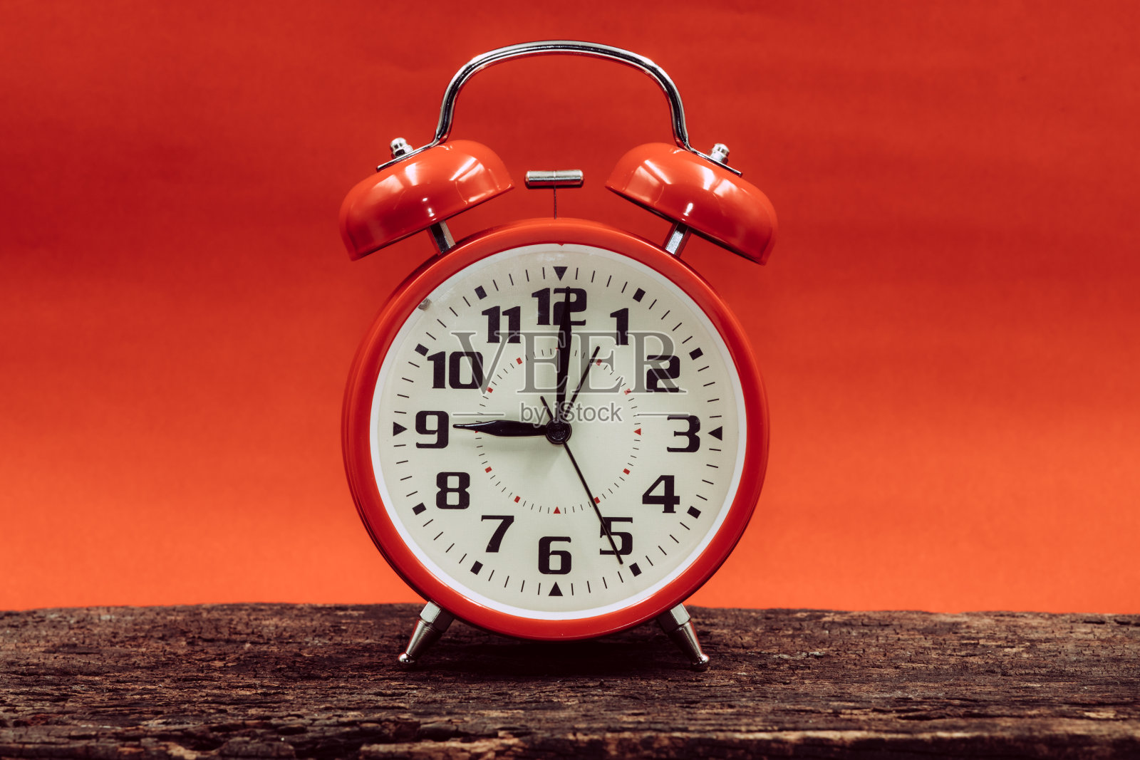 9点钟复古时钟木制与红色太阳黄昏黎明天天空背景。照片摄影图片