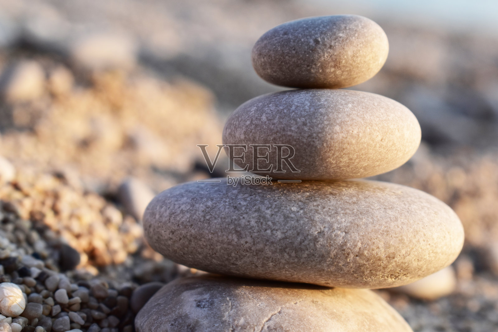 以海滩为背景的堆叠的石头照片摄影图片