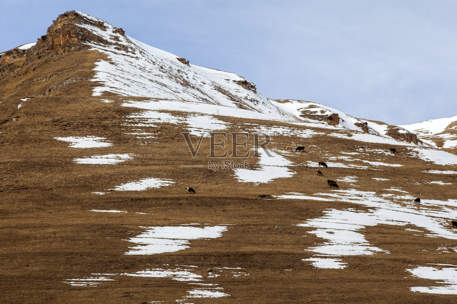 高加索山脉，冬日地平线上的山脉全景。从阿尔克兹到董贝的路上。俄罗斯，西高加索地区，喀拉恰尔吉斯。蜿蜒的路照片摄影图片