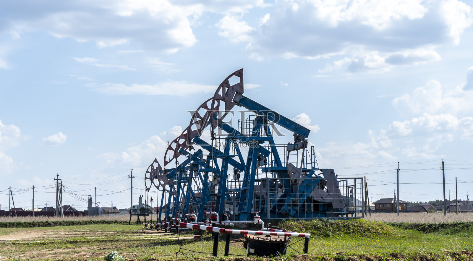 油摇椅是田间的摇摆油照片摄影图片