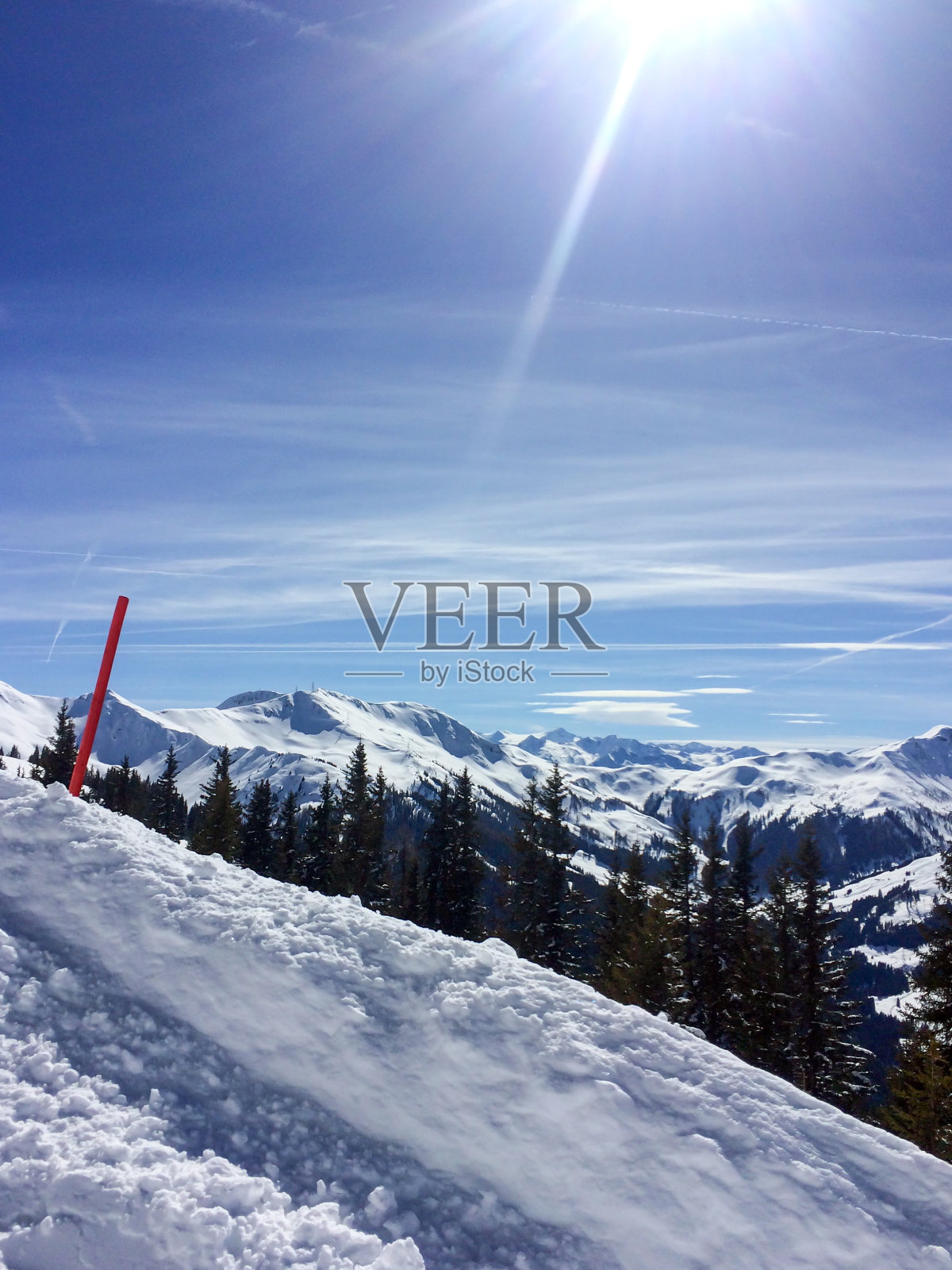 冬天的雪覆盖了奥地利阿尔卑斯山的山峰。照片摄影图片