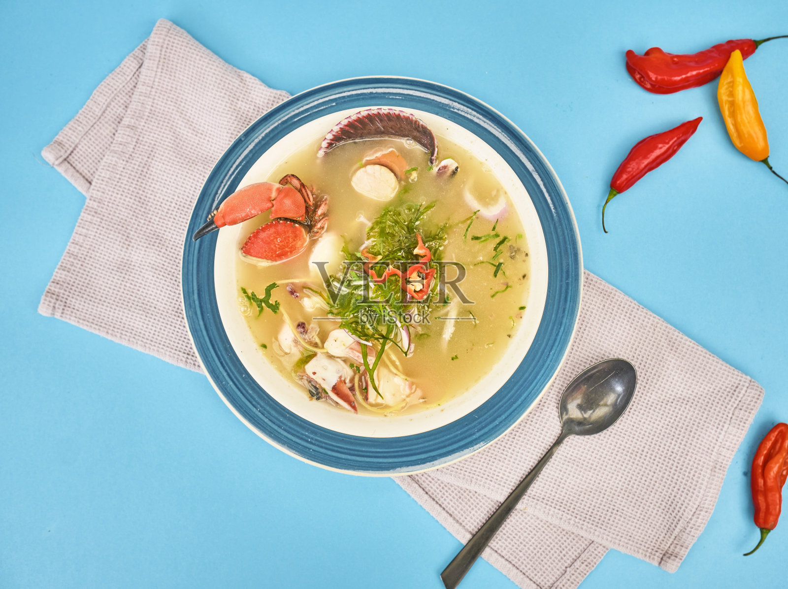 美味的海鲜鱼汤被称为Chilcano秘鲁食物，装饰螃蟹。有选择性的重点照片摄影图片