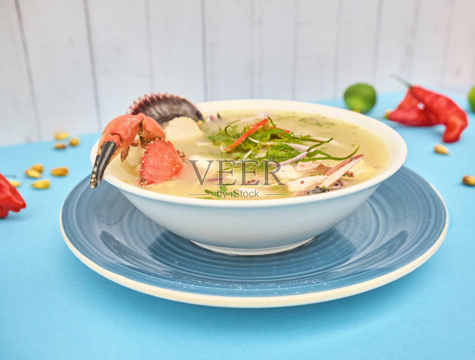 美味的海鲜鱼汤被称为Chilcano秘鲁食物，装饰螃蟹。有选择性的重点照片摄影图片