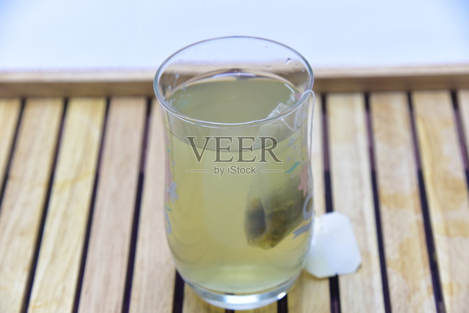 一杯一次性茶袋，用于绿茶和花草茶照片摄影图片