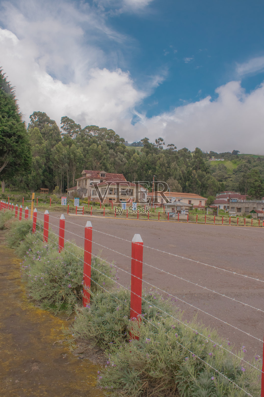 在一个美丽而寒冷的下午，垂直拍摄的绿色景观与花园和设施的DurÃ ×疗养院-卡塔戈-哥斯达黎加-中美洲照片摄影图片