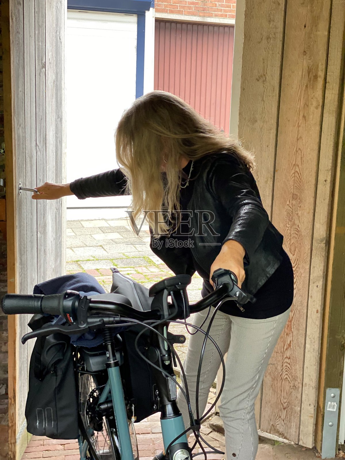 骑电动自行车回家的女人照片摄影图片