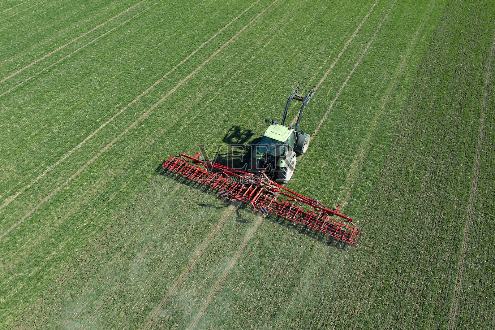 在田间工作的农业拖拉机照片摄影图片