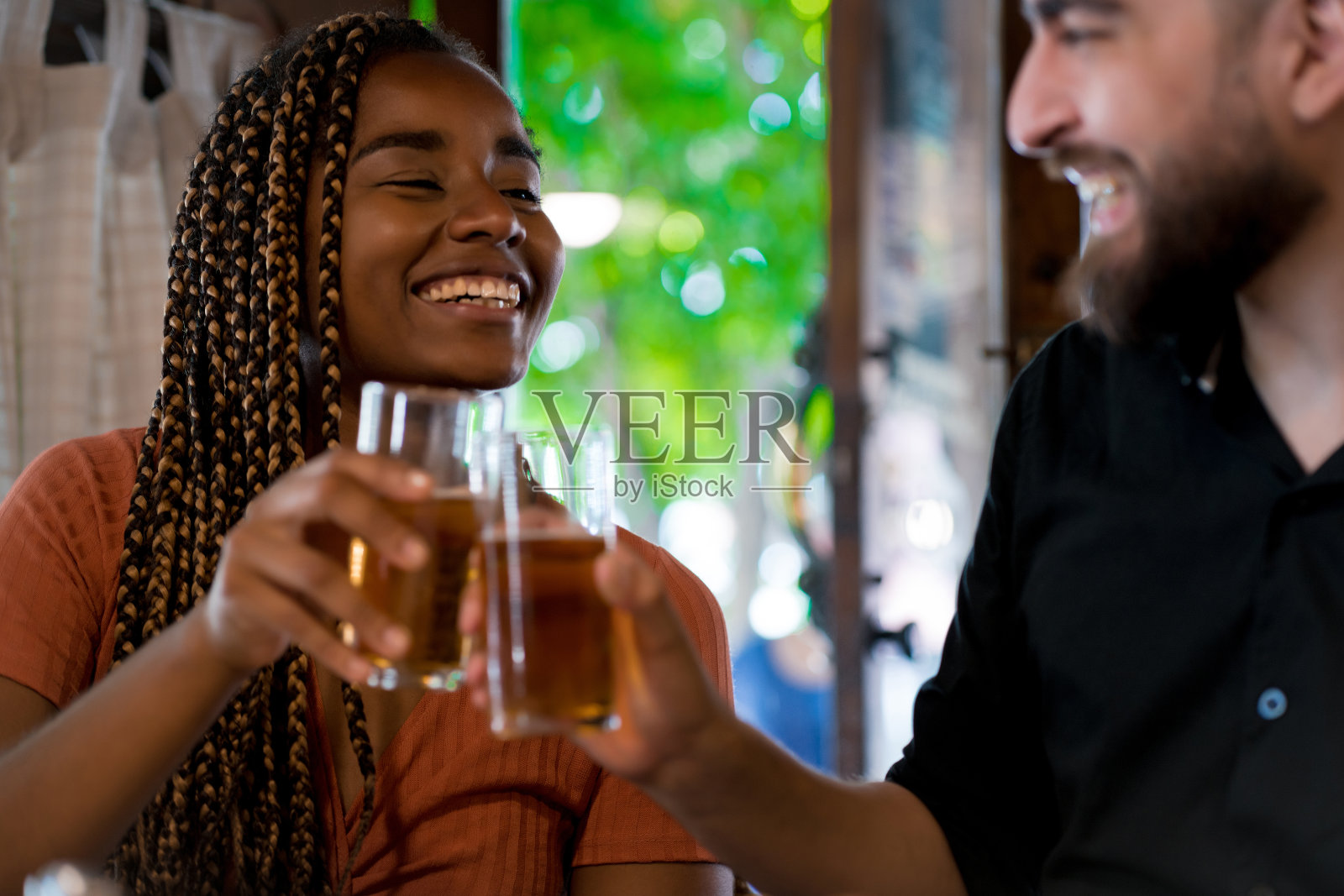 一对年轻情侣在餐馆约会。照片摄影图片