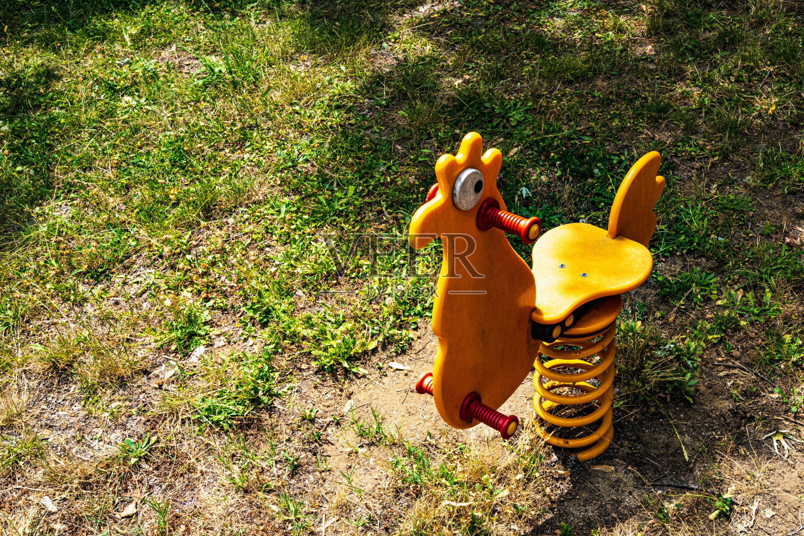 操场上空荡荡的游乐设施。没有孩子，出生率低。老家，没有孩子。照片摄影图片