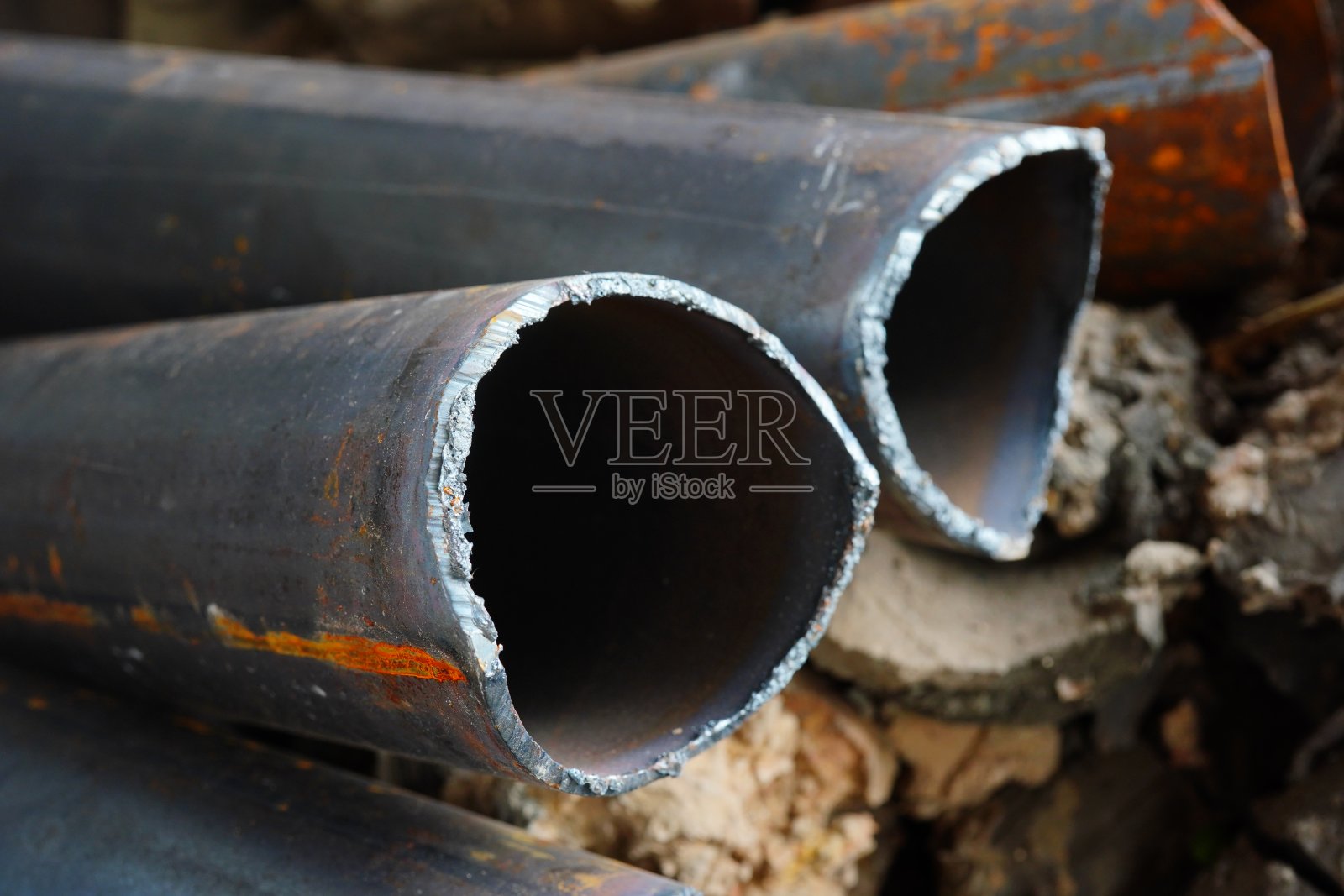 建筑工地的大型金属管道照片摄影图片