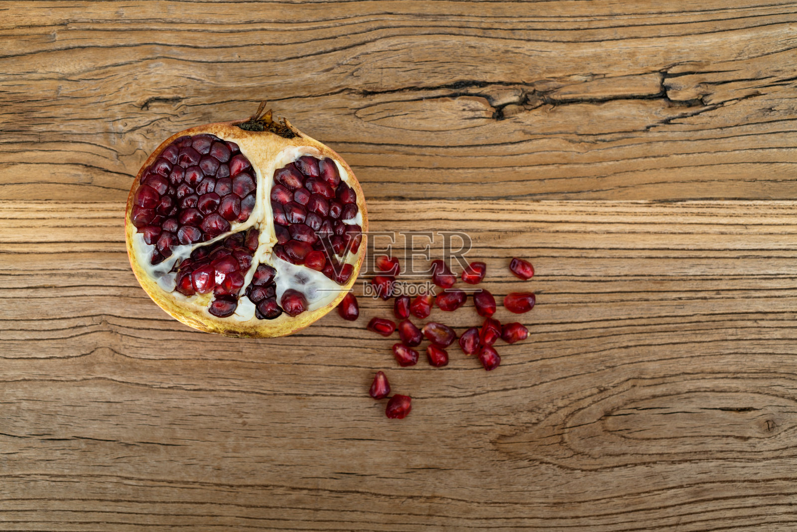 桌子上有半个石榴照片摄影图片