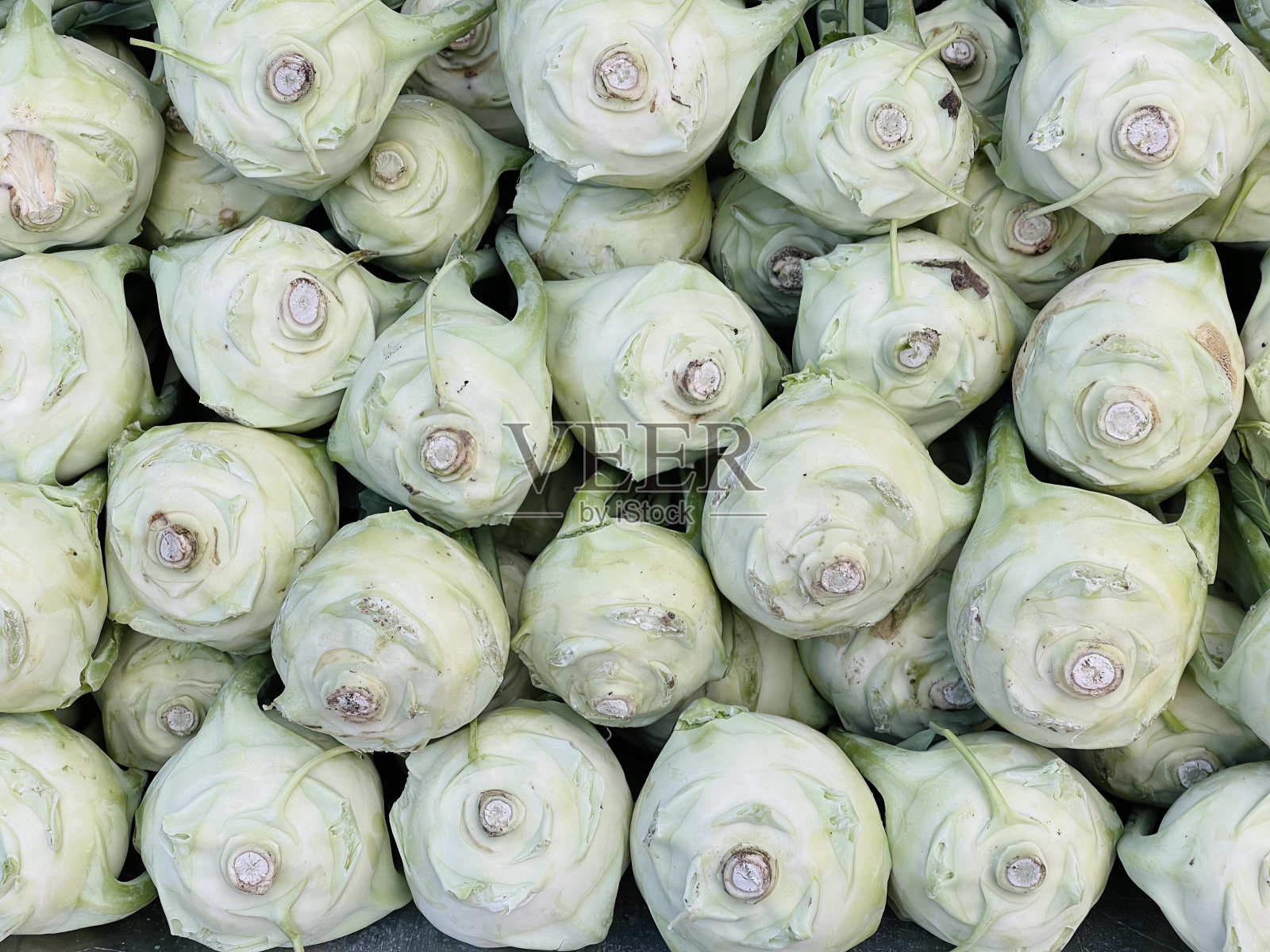 很多很多的大头菜在市场的摊位上照片摄影图片