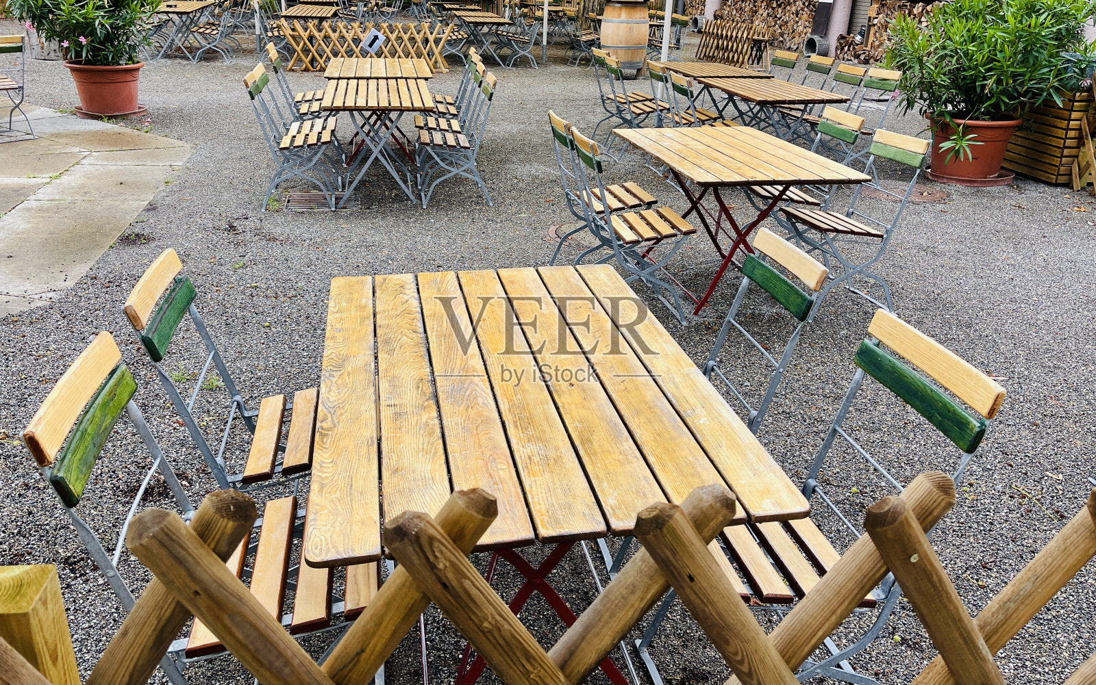 啤酒花园的桌子，空了，但又打开了照片摄影图片