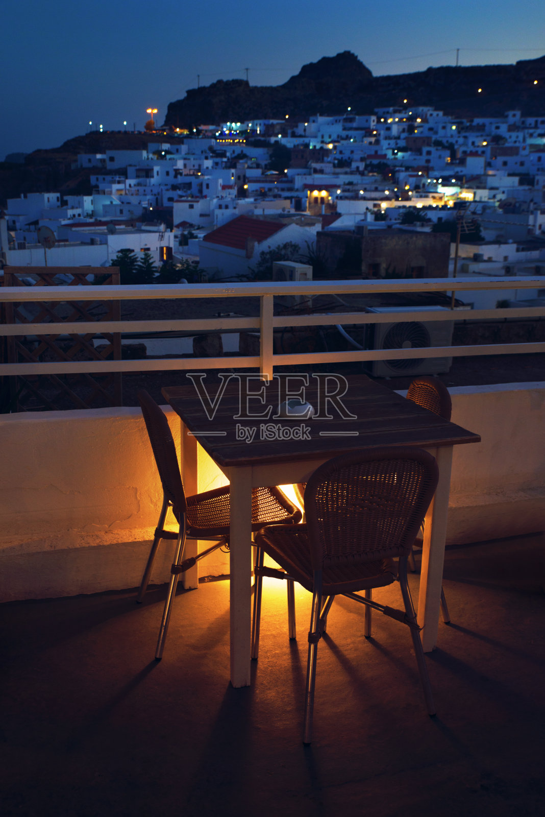 晚上餐厅露台上的空桌子——希腊林多斯照片摄影图片