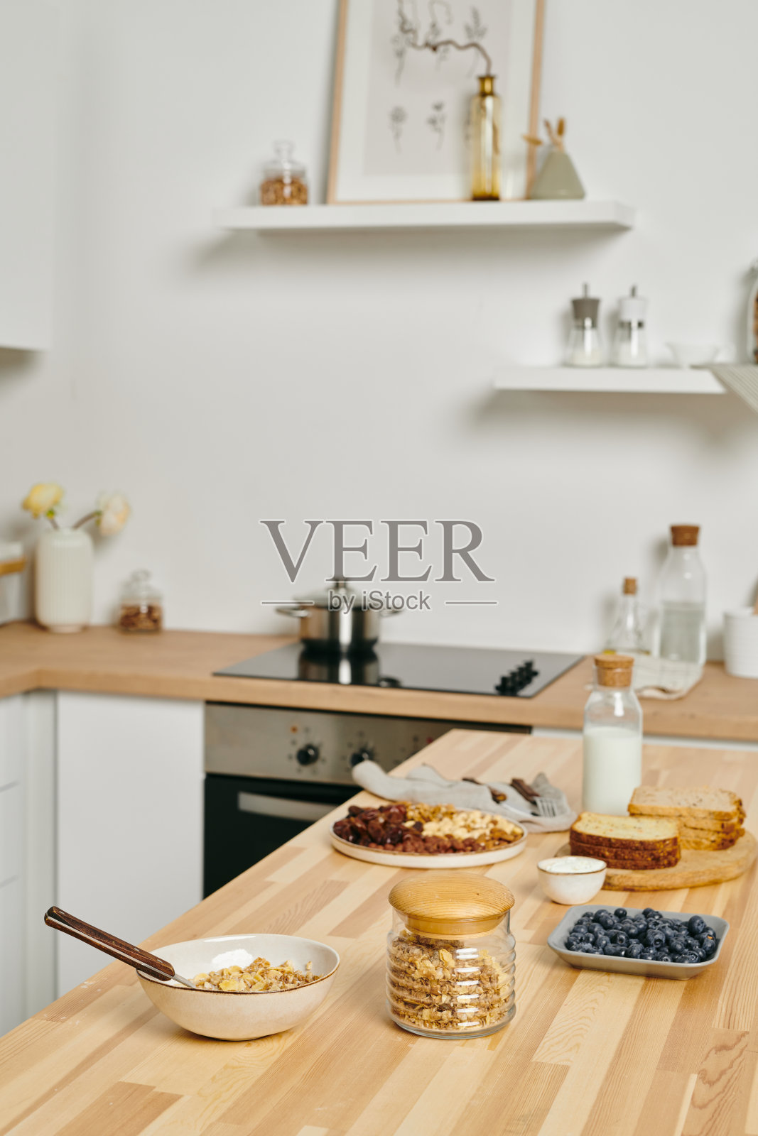 木制的厨房桌子，里面有做早餐的原料照片摄影图片