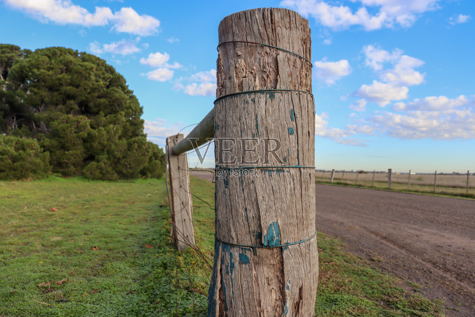 蓝色的天空映衬着古老的木栅栏照片摄影图片