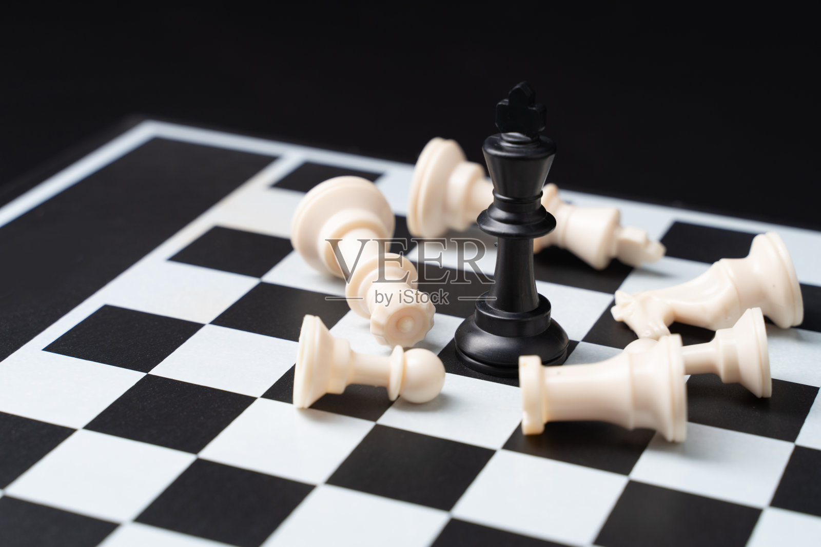 在棋盘背景上的胜利者象棋照片摄影图片