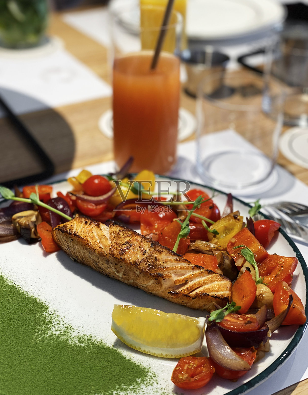 烤鲑鱼排配蔬菜装饰照片摄影图片