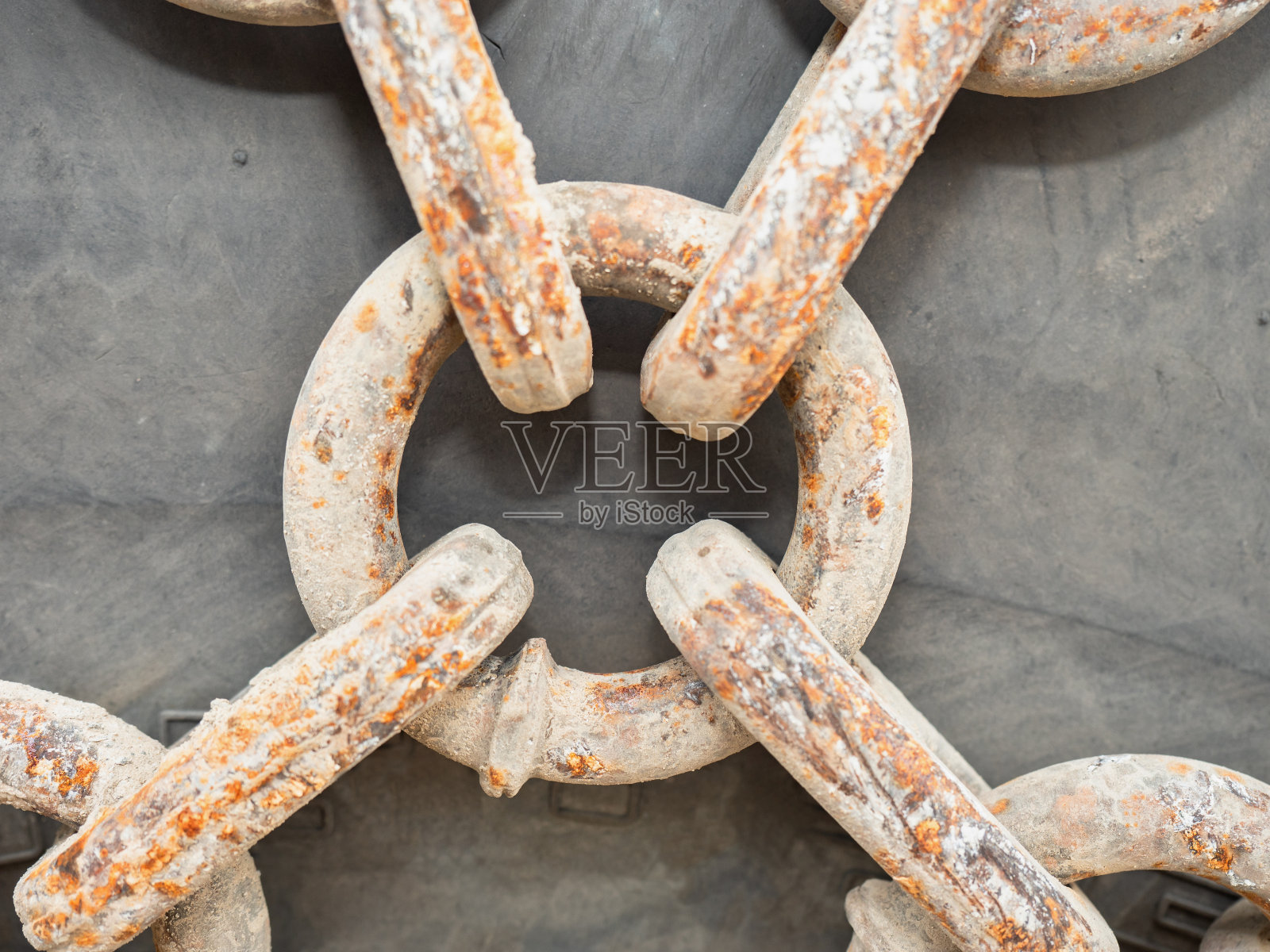 装有保护链的矿用装载机轮胎。车轮链环明细照片摄影图片