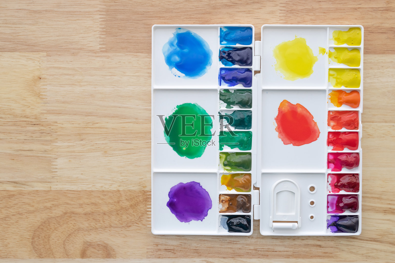 彩色水彩颜料设置在水彩调色板。照片摄影图片