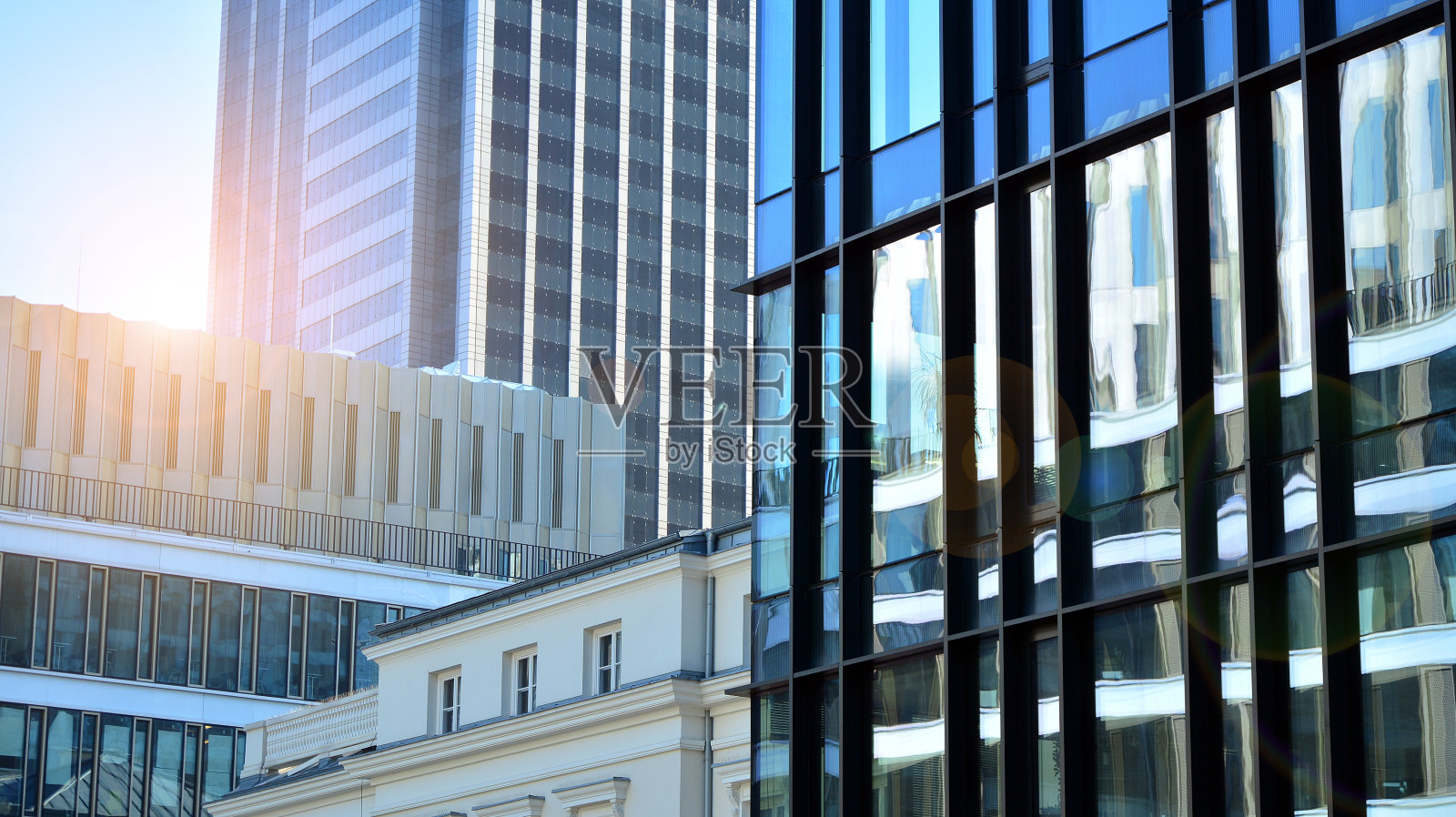 玻璃幕墙的建筑有着蔚蓝的天空。照片摄影图片