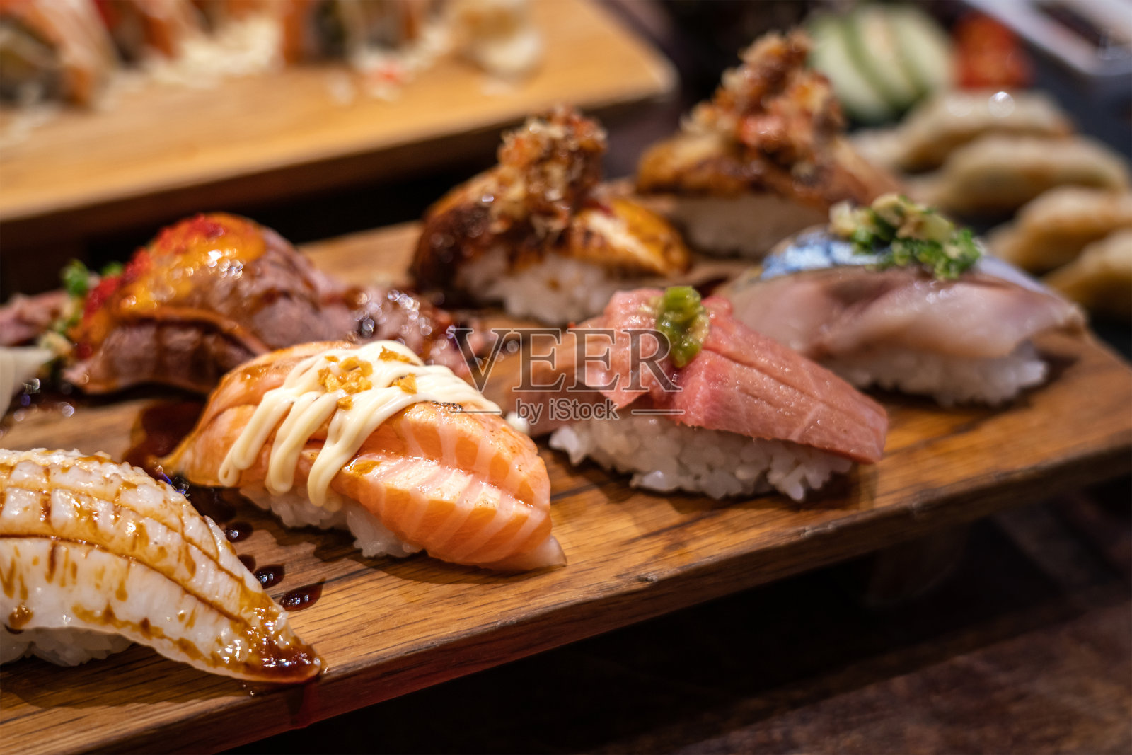 Omakaze套餐中的寿司排。照片摄影图片