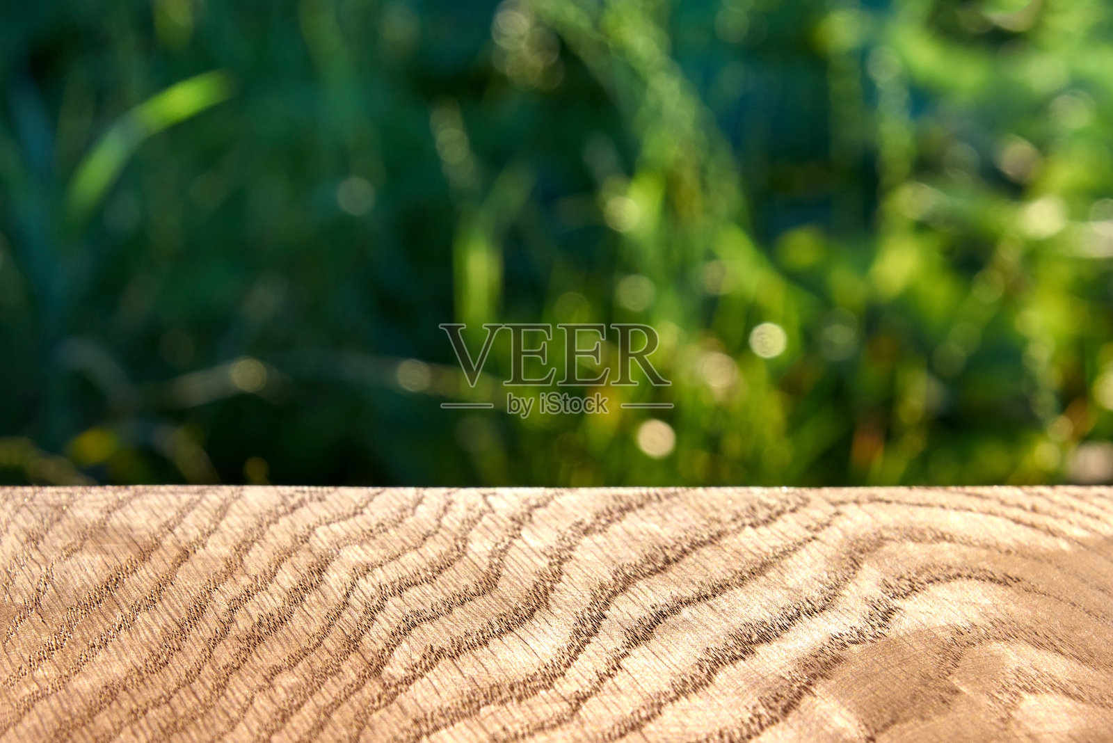 木质纹理，光滑的橡木表面，草在背景中失去焦点。照片摄影图片