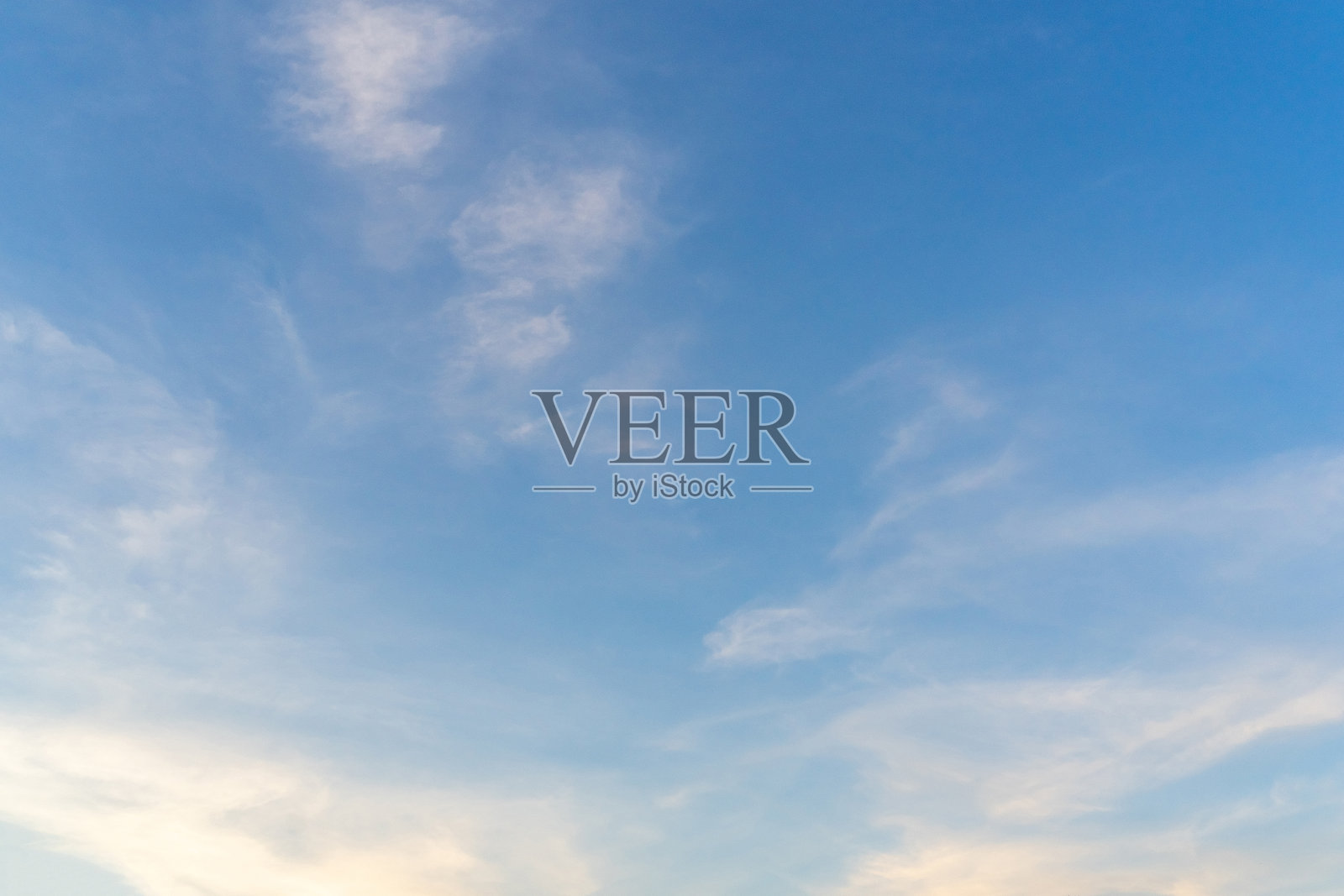 美丽的云彩和蓝天。照片摄影图片