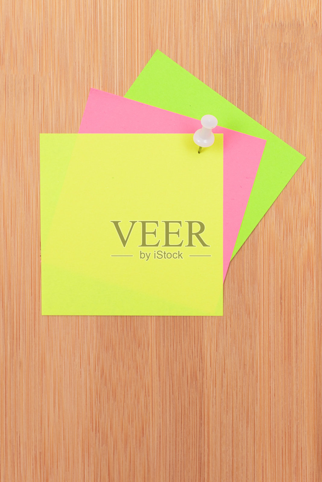 彩色便利贴别在木制留言板上照片摄影图片