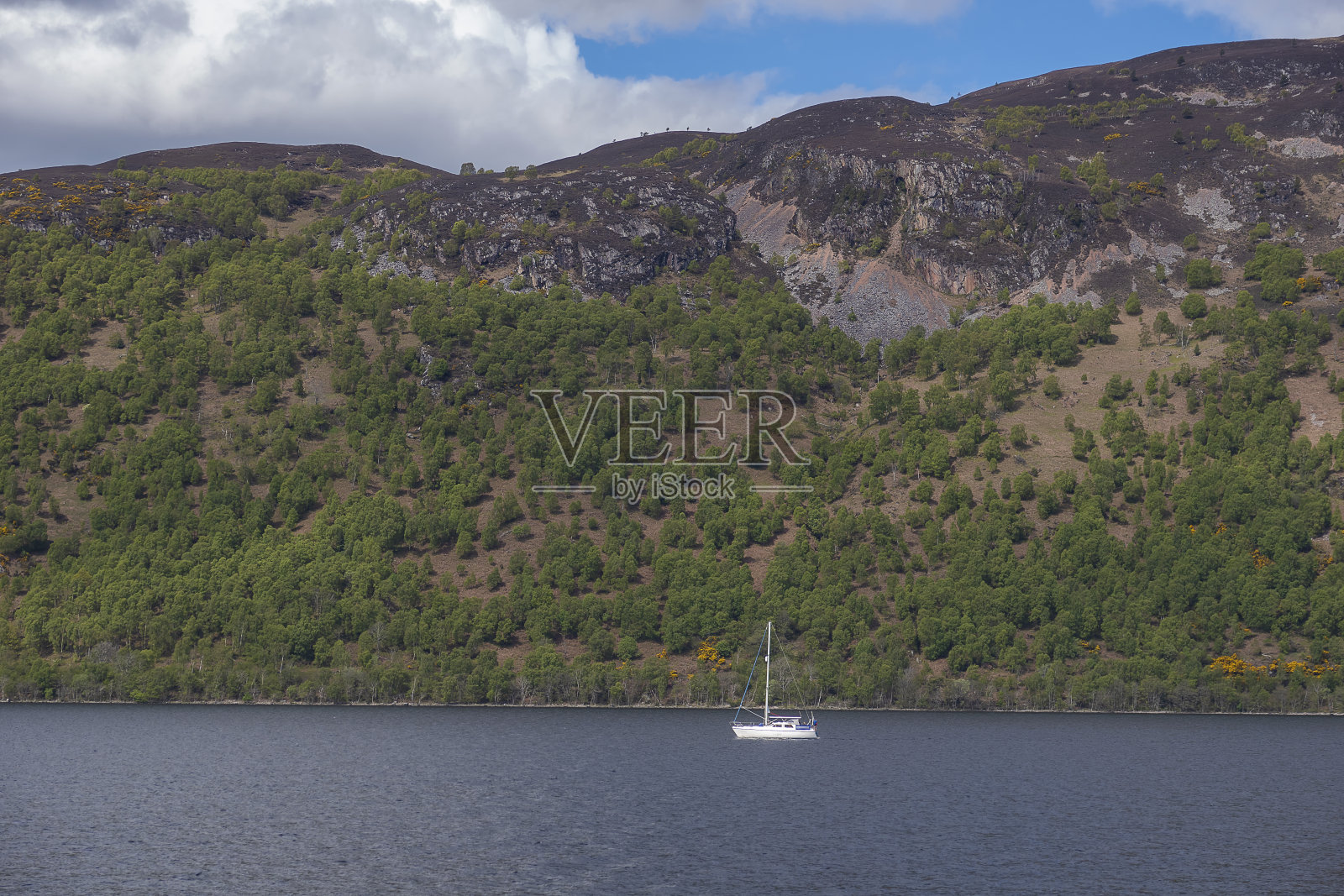 尼斯湖位于英国苏格兰高地照片摄影图片
